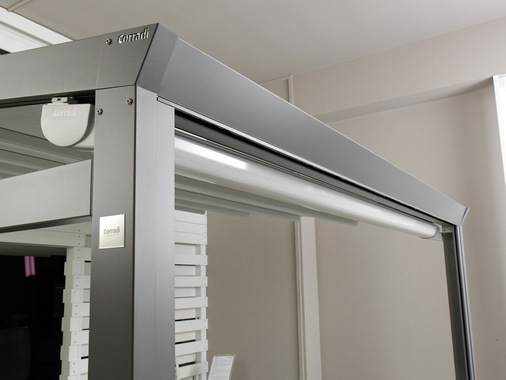 Die Terrassenüberdachung Pergotenda Palladia mit Faltmarkise wird komplett auf Mass gefertigt und schützt vor Sonne, Regen und Wind und gewährleistet einen Windwiederstand bis 6 Beaufort.