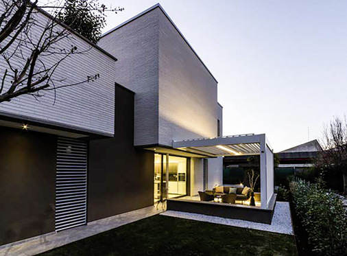 Direkt am Haus angeschlossen fügt sich die Maestro mit ihrer schlanken Konstruktion stilvoll in die Architektur des Hauses ein.