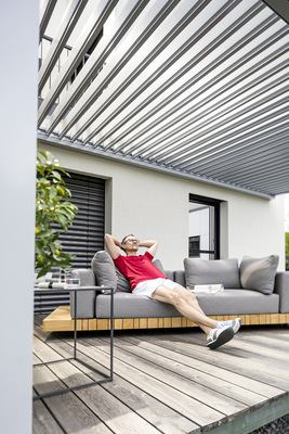 Auch bei Reflexa beherrscht man mit der Bella Lamella das Spiel mit Licht, Schatten und Lüftung.