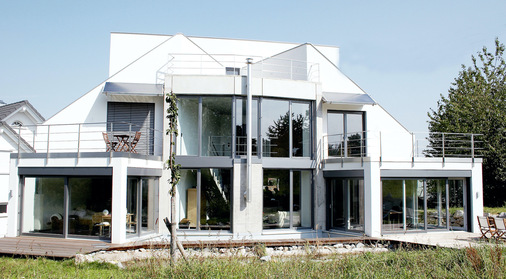 Fassade mit Kunststoff-Aluminium-Fenstern. - © VFF/hilzinger Fenster
