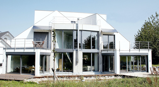 Fassade mit Kunststoff-Aluminium-Fenstern.