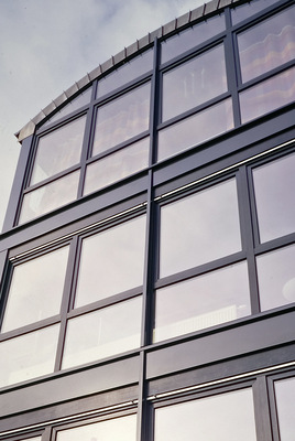 Klare Linien und Modernität zeichnen diese Fassade aus.