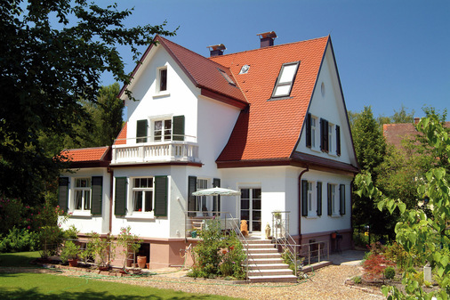 Modernisiertes Wohnhaus mit Kunststofffenstern. - © VFF/hilzinger Fenster
