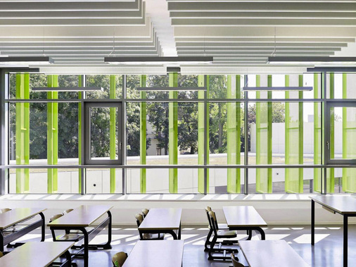 Großlamellen sind in ihrer Position fixiert, aber drehbar und so perfekt geeignet dahinter liegende Räume optimal zu beschatten.