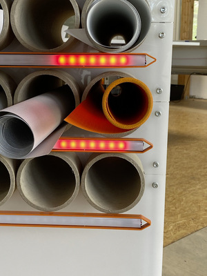 Der Bediener wird zusätzlich visuell mittels Pick-By-Light Funktion beim Handling unterstützt.