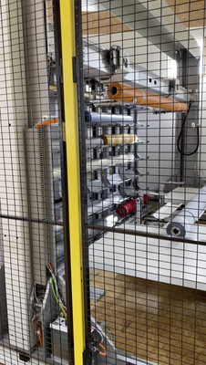 Durch den Einsatz eines 4-Achsen-Portals werden ­Rollen breiten- und durchmesserabhängig eingelagert.﻿