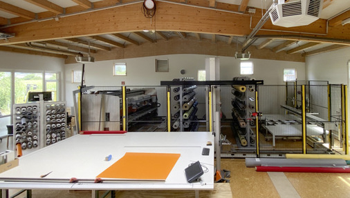 ScreenCut, RegalLagerSystem RLS und das MaterialHandlingSystem MHS sind in dem Ausstellungsgebäude von Jentschmann voll funktionsfähig aufgebaut. 