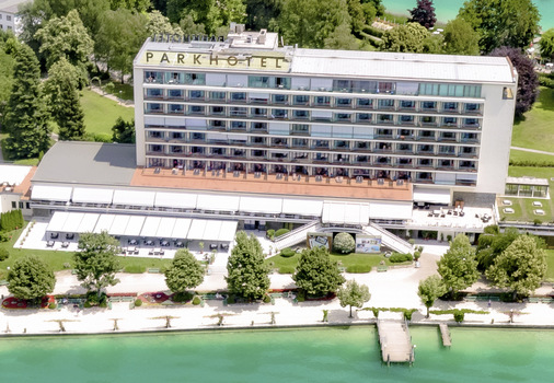 ﻿Damit die Gäst﻿e näher am See sitzen können, wurde der Outdoorbereich vor dem Hotel-Restaurant mit einer 37 × 9 m großen Pergolaanlage auf der Terrasse erweitert. - © Foto: Screenshot Parkhotel Pörtschach
