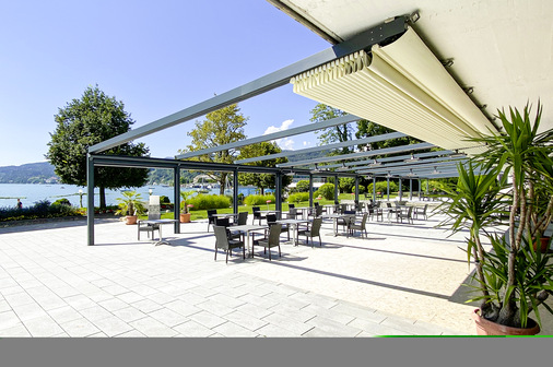 Geöffnet passt sich die Pergola-Anlage unauffällig an die Umgebung an.