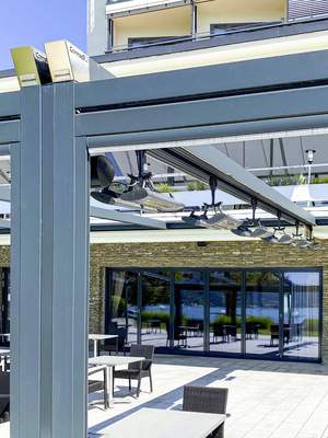 Die insgesamt 333 m2 große Pergola-Überdachung besteht aus vier zusammenhängenden Anlagen zu jeweils 4 Schienen und 4 Stehern je Anlage.