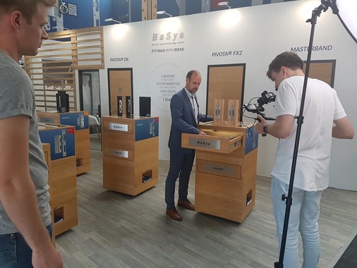BaSys hat kurzerhand den Messestand von der FRONTALE im Werk aufgebaut und einen umfangreichen Videodreh gestartet. Neuheiten kommen so direkt in die Büros oder Home Offices oder wo immer die User auch gerade sind.
