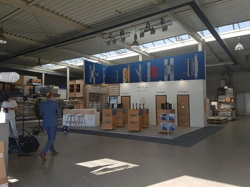 BaSys hat kurzerhand den Messestand von der FRONTALE im Werk aufgebaut und einen umfangreichen Videodreh gestartet. Neuheiten kommen so direkt in die Büros oder Home Offices oder wo immer die User auch gerade sind.