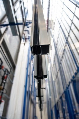 Drutex nimmt neue Pulverbeschichtungsanlage in Betrieb.