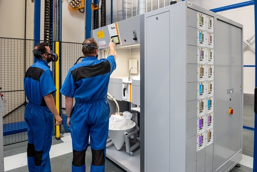 Drutex nimmt neue Pulverbeschichtungsanlage in Betrieb.