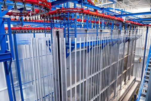 Drutex nimmt neue Pulverbeschichtungsanlage in Betrieb.