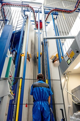 Drutex nimmt neue Pulverbeschichtungsanlage in Betrieb.