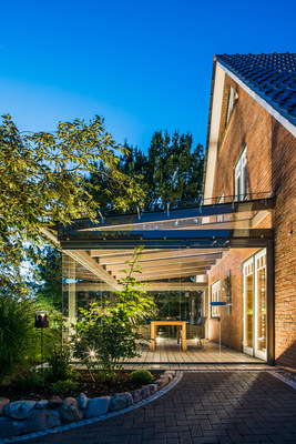 Die senkrechten Glaselemente erlauben auch im geschlossenen Zustand uneingeschränkte Ausblicke ins Grüne.