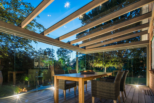 Die Holzsparren im Inneren sorgen für eine behagliche Atmosphäre und spiegeln die Optik des Bodes wider. - © Solarlux GmbH
