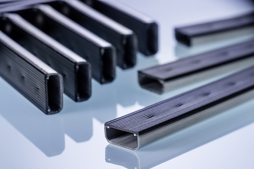 Die Thermix Tx Pro Spacer lassen sich leicht verarbeiten. Die Profile bestehen aus Kunststoff, der mit einer Einlage aus zwei hochfesten Edelstahldrähten versteift ist, und teilweise mit einem sehr dünnen Edelstahlschicht beschichtet wird.