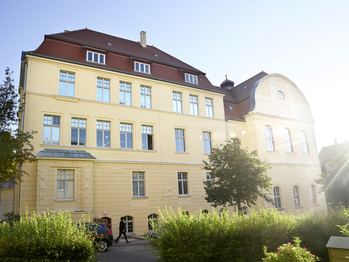 Sonnige Zeiten für das Karolinum – frisch saniert mit funktionellem Sonnenschutz. - © Foto: Multifilm
