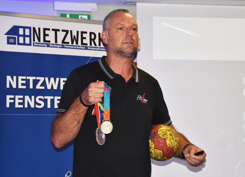 Christian "Blacky" Schwarzer hat auf der Bühne den Zusammenhang zwischen Motivation und Zieldefinitionen hergestellt. - © Daniel Mund / GLASWELT
