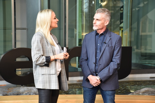 Bernd Giesel, Produktmanager der Weru GmbH im Gespräch mit Janine Kunze - © Daniel Mund / GLASWELT
