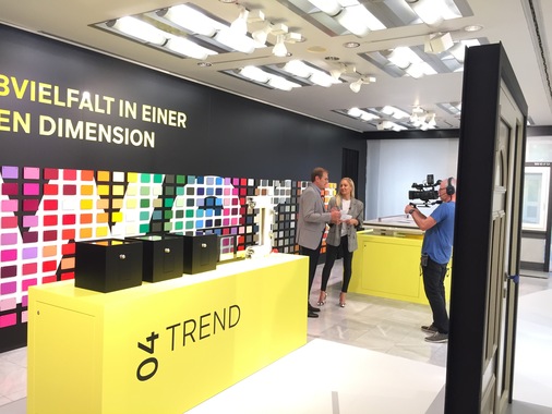 Nadine Kunze mit Weru-CEO Stefan Löbich in der neu gestalteten Ausstellung.