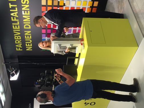 Vertriebsleiter Deutschland Bernd Schlümer zeigt Janine Kunze die Vorteile eines sicheren Weru-Fensters