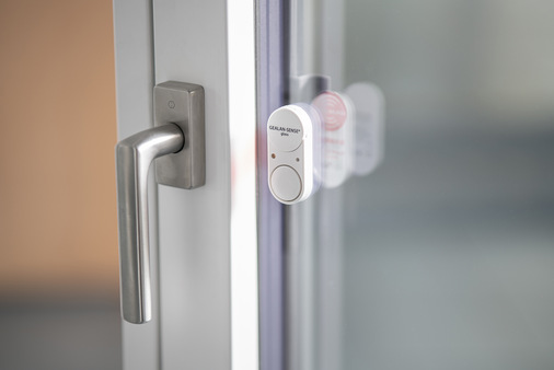 Der Glasbruchsensor SENSE glass, den man auf die Fensterscheibe aufklebt.