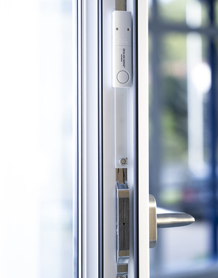 Der Öffnungssensor SENSE window wird nachträglich im Fensterrahmen montiert.