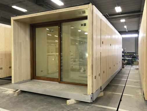 Die Module wurden im Werk vorgefertigt und anschließend auf 
die Baustelle gebracht