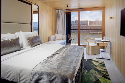 Im Hotel Jakarta in Amsterdam sah die Planung unter anderem 176 Holz-Schiebetüren vor allem zur Belichtung und Belüftung von Gästezimmern vor.