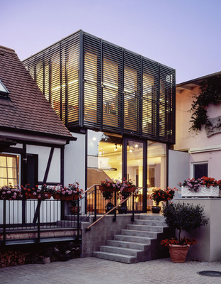 In Abhängigkeit von der Wahl der Paneele kann auch in geschlossenem Zustand die Transparenz von Glasstrukturen erhalten bleiben.