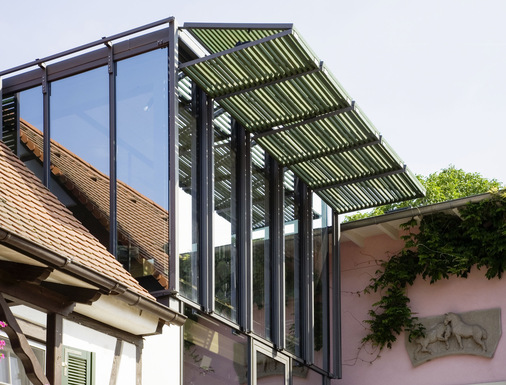 Aufgrund ihrer Dachwirkung ermöglichen Horizontal- faltläden die Abschattung bei hoch stehender Sonne.