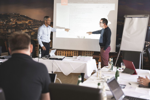 Schnittstellendefinitionen zu den Herstellern sollten so einfach wie möglich sein. Workshops mit Handwerkern und Herstellern bieten dabei die Grundlage um sie festzulegen.