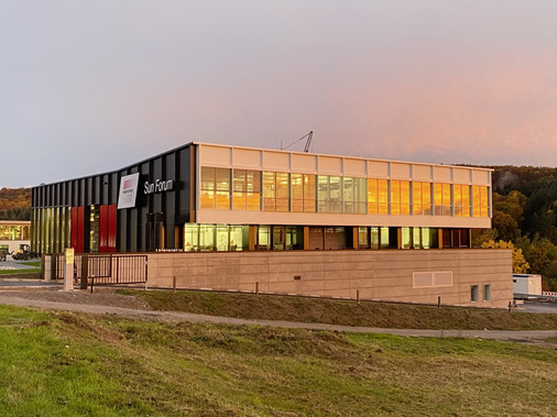 Das SunForum in Wertheim steht kurz vor der Fertigstellung. - © Foto: Olaf Vögele
