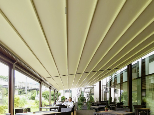 Der helle Pergotenda-Behang schafft ein angenehmes Ambiente. ZIP-Systeme über die ganze Breite dienen als effektiver Windschutzblogger für die Gäste.