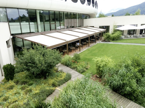 Die Pergotenda Typ B-Space wurde mit einer Breite von 26 m und einem Ausfall von 6 m ausgeführt, und bietet so bei Sonne oder Regen 156 m² überdachte Fläche.