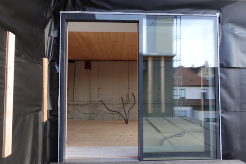 Seit einigen Wochen überzeugt nun die einmalige Hebe-Schiebe-Tür auch die Bauherren – die Eltern von Lena Strobel. Die neue Etage wird als Ausstellungsraum genutzt, kann später aber auch als Wohnung umgewidmet werden. Zukunftsgerichtet hat Lena Strobel daher das Türelement schwellenlos ausgeführt, damit bei einer späteren Umnutzung die Etage möglichst barrierefrei ist.