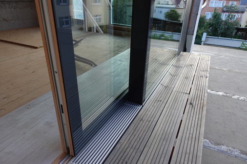 Das Glas wurde mit Ködiglaze S von H.B. Fuller | Kömmerling mit der Fensterkonstruktion verklebt.