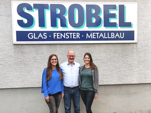 Das Führungsteam der Glaserei Strobel: Bankkauffrau und Betriebswirtin des Handwerks Laura Strobel (l.), der Vater und Glasermeister Jörg Strobel und die frische Glasermeisterin Lena Strobel (r.). - © Strobel GmbH
