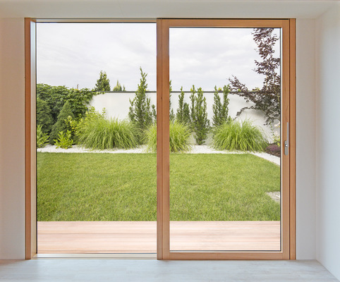 Die fertig eingebaute Hebe-Schiebe-Tür mit Stufenisolierglas.
