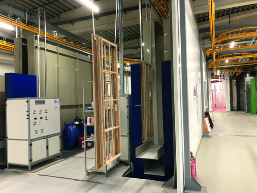 Es stehen 2 Flutanlagen  für die Grundierung mit Lasurfarben und für die Grundierung deckender Farbtöne bereit.