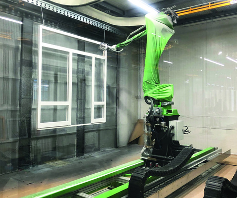 Die Lackierung im Spritzverfahren erfolgt über zwei Roboter, die auf Verfahrwagen montiert sind. Mit einer 3D-Erkennung ausgestattet, ermitteln sie zunächst die Beschaffenheit, wie beispielsweise die Profilstärke der Elemente, um dann die Farbe in einem optimierten Lackierbewegungsablauf gleichmäßig aufzutragen.