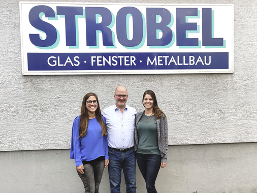 Das Führungsteam der Glaserei Strobel: Bankkauffrau und Betriebswirtin des Handwerks Laura Strobel (l.), der Vater und Glasermeister Jörg Strobel und die frische Glasermeisterin Lena Strobel (r.). - © Foto: Strobel GmbH
