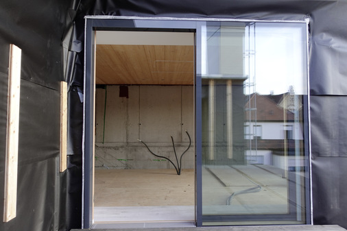 Seit einigen Wochen überzeugt nun die einmalige Hebe-Schiebe-Tür auch die Bauherren – die Eltern von Lena Strobel. Die neue Etage wird als Ausstellungsraum genutzt, kann später aber auch als Wohnung umgewidmet werden.