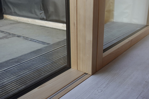 Die Hebe-Schiebe-Tür aus Holz-Aluminium wurde schwellenfrei ausgeführt …