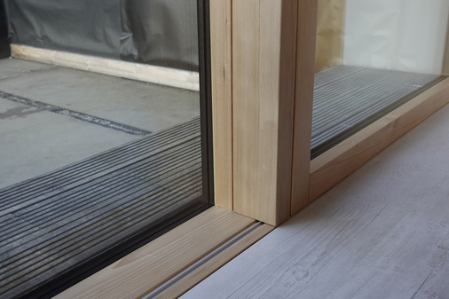 Die Hebe-Schiebe-Tür aus Holz-Aluminium wurde schwellenfrei ausgeführt … - © Foto: Strobel GmbH
