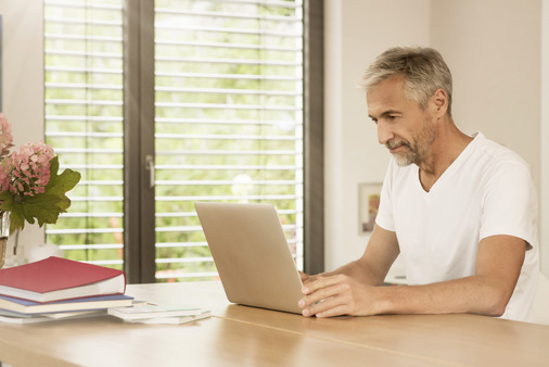 Auch im Homeoffice nicht auf wohltuendes Tageslicht verzichten und gleichzeitig die Hitze draußen halten.