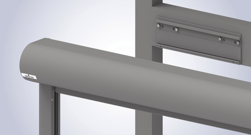 Die Riegelmontage an der Plaza Viva ist für den Monteur schnell und problemlos zu handhaben. Nach dem Aufbau der Pergolamarkise wird einfach der Riegel umlaufend befestigt und anschließend die Senkrechtmarkise VertiTex II darauf montiert.